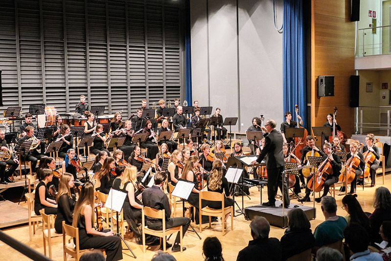 Unter der musikalischen Leitung von Stephen Lloyd präsentierte das Jugendsinfonieorchester „Matteo Goffriller“ am 5. Mai in Schlanders ein buntes und schwungvolles Programm mit Verdis Opernarien, einer Symphonie von Johannes Brahms, sowie zeitgenössischer Film- und Orchestermusik.