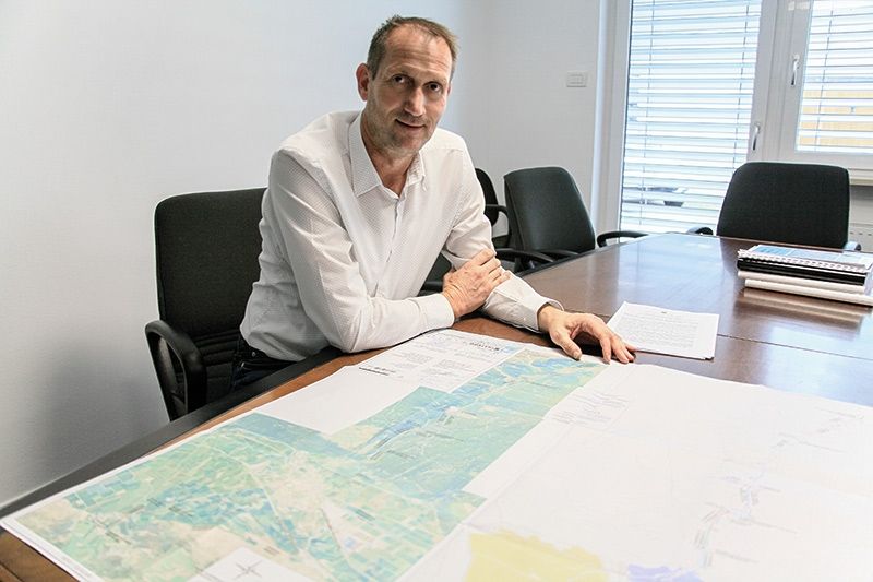 Der Geschäftsführer des Bonifizierungskonsortiums Vinschgau Gottfried Niedermair mit dem Projektplan: Sauberstes Wasser aus dem Laaser Tal bis hinauf zu den Speicherbecken von Allitz - die Bergbaauern in Oberallitz, die Litzer und Kortscher Bauern und die Laaser Bauern werden von diesem Projekt profitieren. Die Äpfel sind überall durstig.