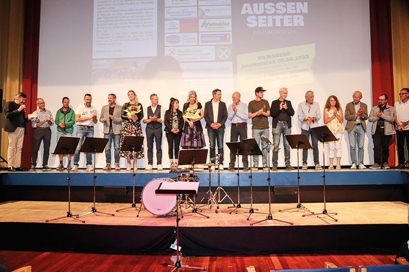 Premiere des Films „Außenseiter“ - eine Produktion des Amateurfilmer Vereins Vinschgau - mit viel Publikum und Applaus im Bürger- und Ratssaal in Naturns