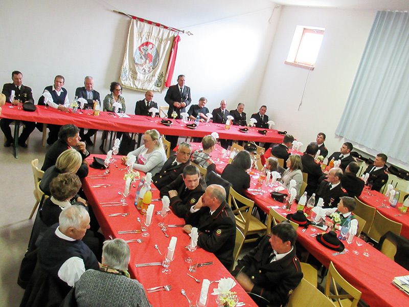 Grußworte überbrachten die BMin Verena Tröger, der Bezirkspräsident der FF Roman Horrer, der Abschnittsinspektor Hugo Trenkwalder, der Fraktionspräsident Raimund Niederfriniger und Johann Spechtenhauser, der Obmann der Raiffeisenkasse Laas.
