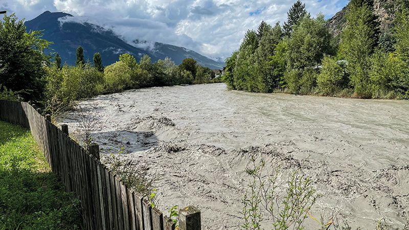 Bedrohliche Wassermassen in der Etsch bei Latsch: Schlimmeres konnte durch den Stausee in Zufritt verhindert werden.