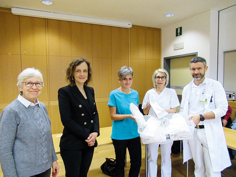 Übergabe der Engelskleider für Sternenkinder an das Krankenhaus Schlanders. V. l. Angelika Weichsel Mitterrutzner und Elisa Berger vom Familienverband, Sonja Gorfer, Koordinatorin der Frühen Hilfen Vinschgau, Sibylle Kaserer, Koordinatorin Gynäkologie und Geburtshilfe und Markus Seppi, Krankenhausseelsorger im KH Schlanders