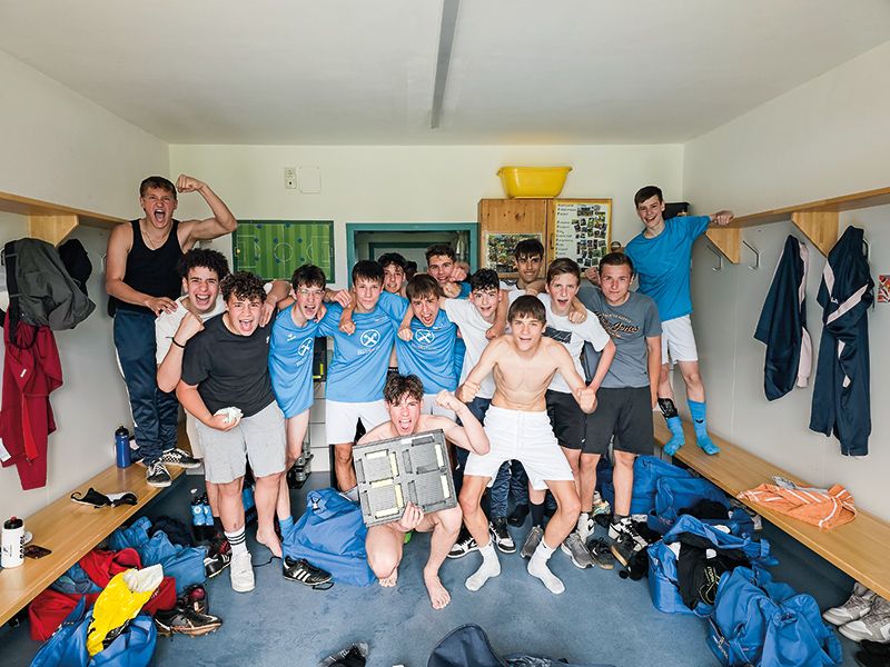 Überschwängliche Freude über den Gewinn des Meistertitels der U-15 in der Kabine nach dem Entscheidungsspiel in St. Martin in Passeier