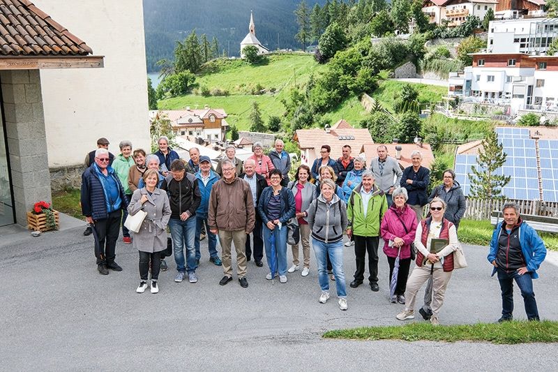 Vinzenzbrüder und -schwestern stellten sich mit ihrer Begleitung dem Fotografen. Im Hintergrund das Seekirchlein St. Anna