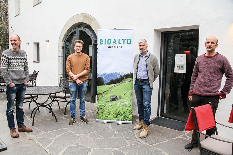 v.l.: Armin Bernhard und Michael Hofer von der Bürgergenossenschaft Obervinschgau (GGO), der Obmann von Bioland und neuer Obmann von „Bio Alto Südtirol“ Toni Riegler und der Laastscher Biobauer Günther Wallnöfer vor dem Restaurant Kallmünz in Meran