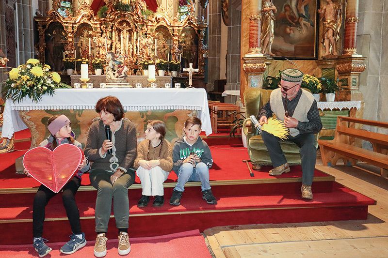 Das Martinsspiel in der Pfarrkirche erzählte die Geschichte von der geteilten Laterne