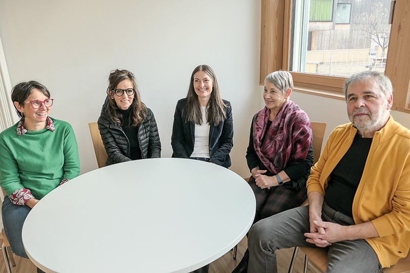 Sie berichteten über die Freiwilligenarbeit in der Seniorenstruktur St. Antonius in Prad: v. l. Walburg Wielander, Karin Tschurtschenthaler, Anita Tscholl, Marlies Gaiser Stecher und David Koch.