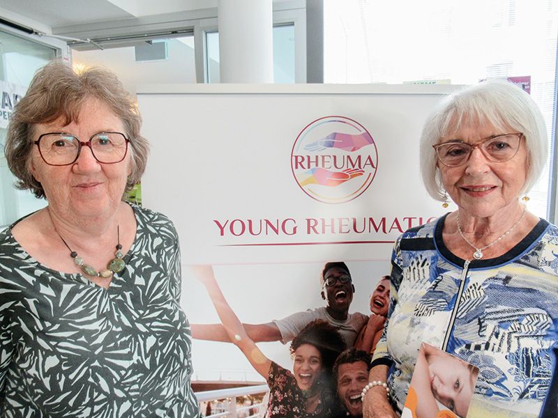 Marianne Kienzl Pircher und Rita Feierabend beim Infostand im Krankenhaus Schlanders