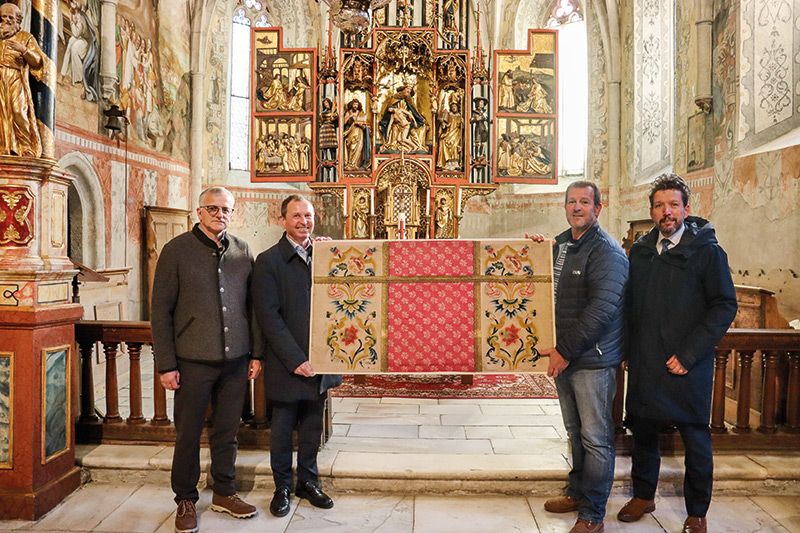 v. l.: der Verwalter der Spitalkirche Joachim Schwarz, Obmann Raika Latsch Georg Wielander, der Präsident Annenbergheim  Alexander Janser und der Direktor der Raika Latsch Gerhard Rinner