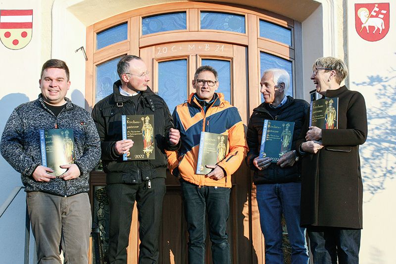 v. l.: Kooperator Michael Lezuo, Dekan Stefan Hainz, Kalender-Koordinator Franz Josef Paulmichl und die Ausschussmitglieder des Pfarreiensrates Gebhard Schöpf und Isabella Erhard Brunner