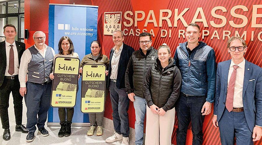 V. l. Felix Oberparleiter, Direktor Sparkasse Meran, Adolf Erlacher, Hauptgewinnerin Daniela Berger, Juli Pircher (Bäckerei Pircher, Partschins), Dietmar Spechtenhauser, Kurt Kofler, Lena Blaas und Jan Schweigl (Despar Kofler, Laas und St. Walburg/Ulten) und Dieter Profanter, Bezirksleiter Sparkasse Bezirke Meran, Vinschgau, Überetsch und Unterland (Es fehlt die Hauptgewinnerin Daniela Oberhauser).