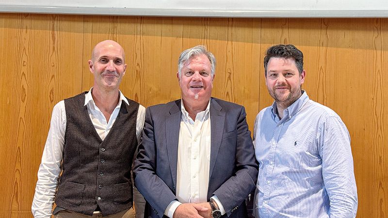 Der Direktor der Tourismusgenossenschaft Partschins Ulli Stampfer (links) und der Präsident Christof Tappeiner (rechts) verabschieden den langjährigen Präsidenten des Aufsichtsrates Karl Peer (MItte)