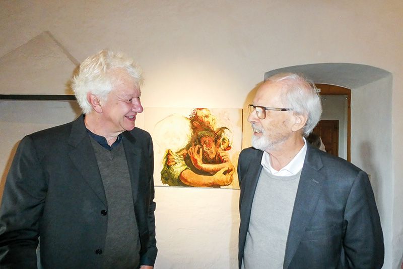 v.r. Gerold Tappeiner, Obmann des Kuratoriums Schloss Kastelbell im Gespräch mit dem Künstler Bruno Ritter