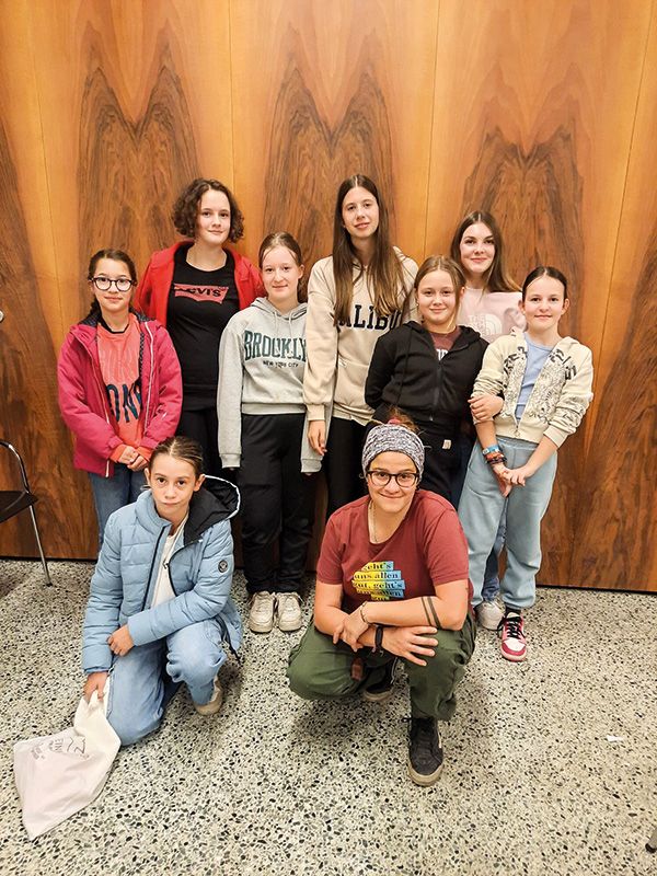 Ein Programmpunkt der Katharinawoche in Schluderns war der vegane Kochkurs für Jugendliche mit Katharina Pobitzer (vorne rechts im Bild).  Viele leckere Gerichte wurden kreiert und serviert