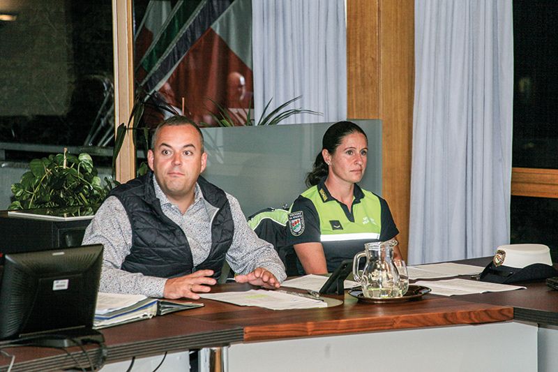 BM Mauro Dalla Barba und Dorfpolizistin Tanja Plörer: Das Tragen der Dienstwaffe ist die Regel