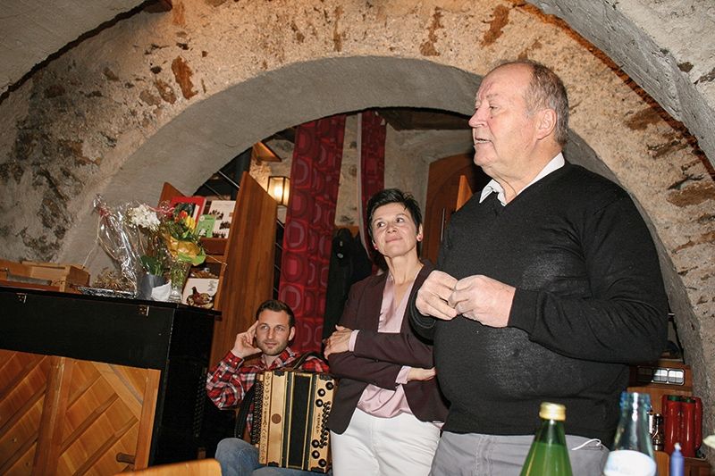 v.l. der Musiker David Frank, die Künstlerin Annegret Polin und der Hausherr der Tschenglsburg Karl Perfler bei der Eröffnung der Ausstellung