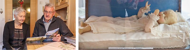 Eleonora Rungg Kaufmann erzählt dem Präsidenten des Vintschger Museums/VUSEUM Toni Patscheider wie sie zum „Gschneirer Christkindl“ gekommen ist, das sie in seine Obhut gegeben hat