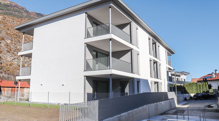 Der Eingang zum Kondominium befindet sich bewusst auf der hinteren, der Straße abgewandten Seite, um eine möglichst hohe Privatsphäre und Wohnqualität für die Bewohner zu gewährleisten.