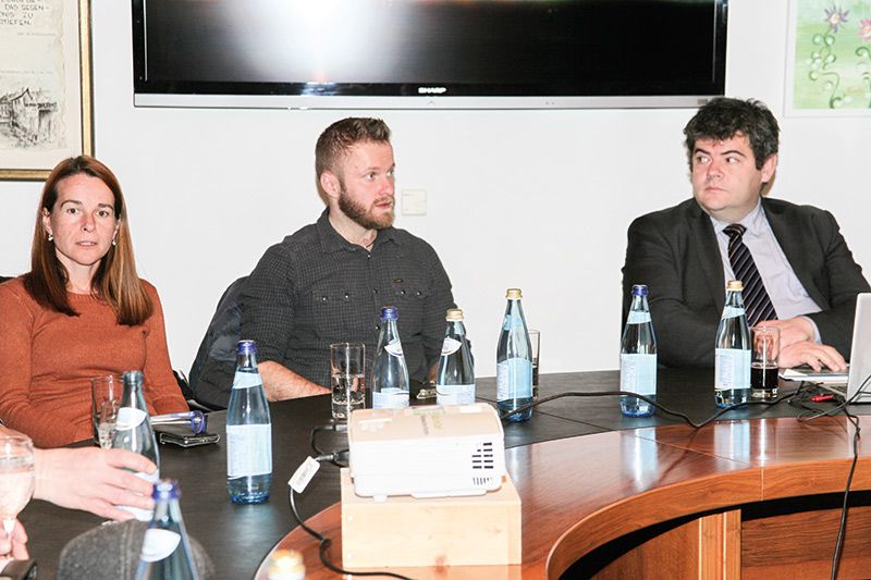v. l.: die Gemeinderäte Regina Österreicher und Tobias Nischler und REVI-Consult Matthias Obrist