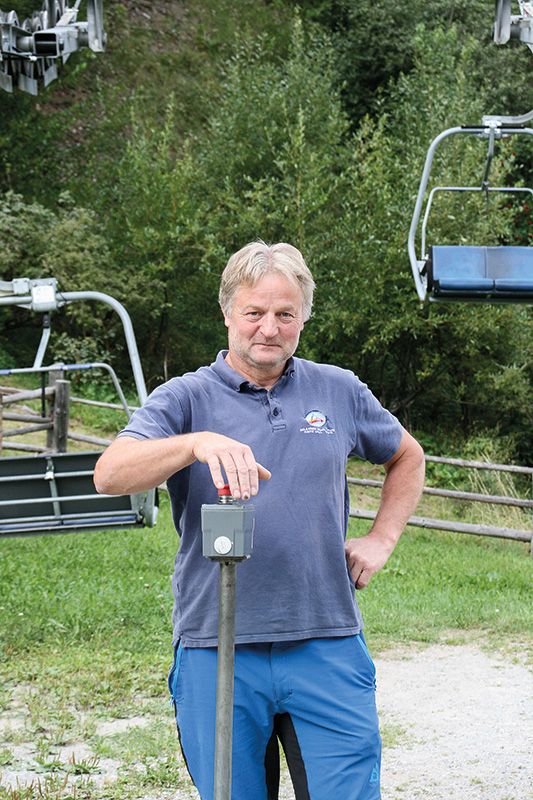 Hans Pinggera, geb. 1971, Stilfs/Fragges, an der Talstation des Sesselliftes zur „Furkelhütte“.