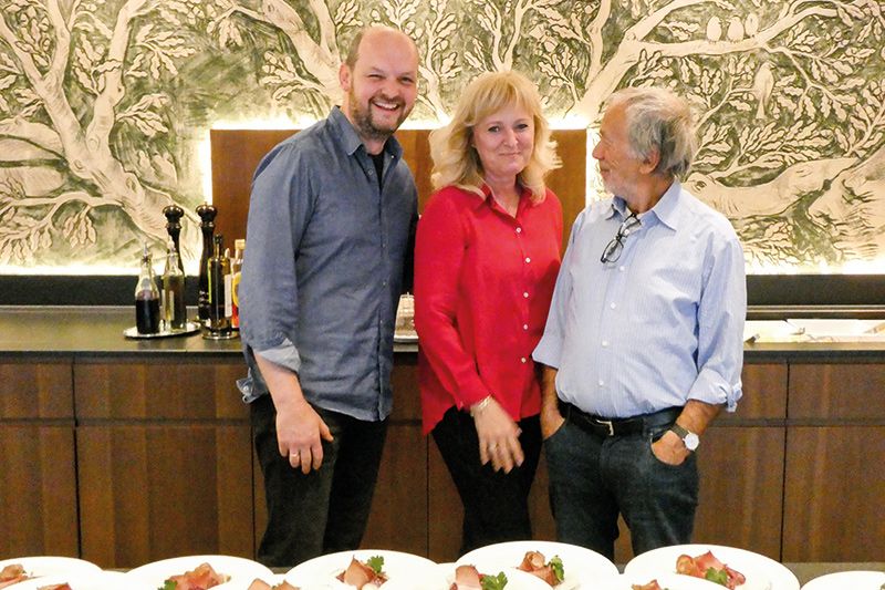 v. l.: Thomas und Agnieszka Schuster vom Hotel Restaurant Goldene Rose, Schlanders, mit Gianni Bodini