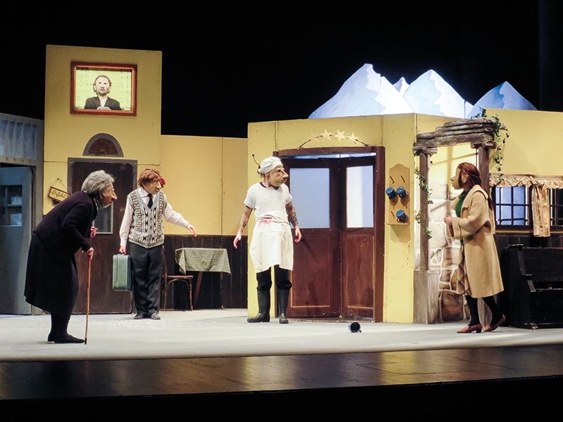 Beim Theaterabend am 7. Februar im Kulturhaus von Schlanders lieferte die Familie Flöz mit dem Stück „Hotel Paradiso“ eine sehr beeindruckende Produktion. Ohne Worte, mit ausdrucksstarken Masken, allein durch die Körpersprache, durch Gesten, Geräusche und Musik, wurden Geschichten erzählt und starke Gefühle zum Ausdruck gebracht.