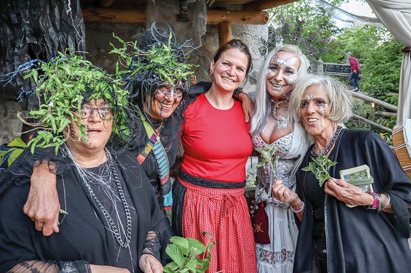 Die Hexen in der „Burgschenke“ auf dem Churburghügel: v. l. Maria Telser, Herta Höchenberger, Irina Garber (Gastgeberin) Susi Kuchelbacher und Rita Trafoier