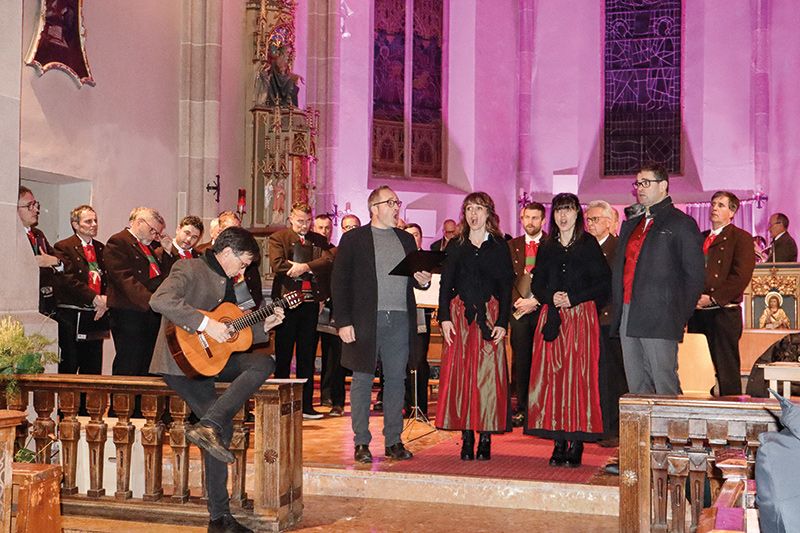 Sängerinnen, Sänger, Instrumentalisten und Weisenbläser sorgten in der Glurnser Pfarrkirche für eine heimelige Vorweihnachtsstimmung