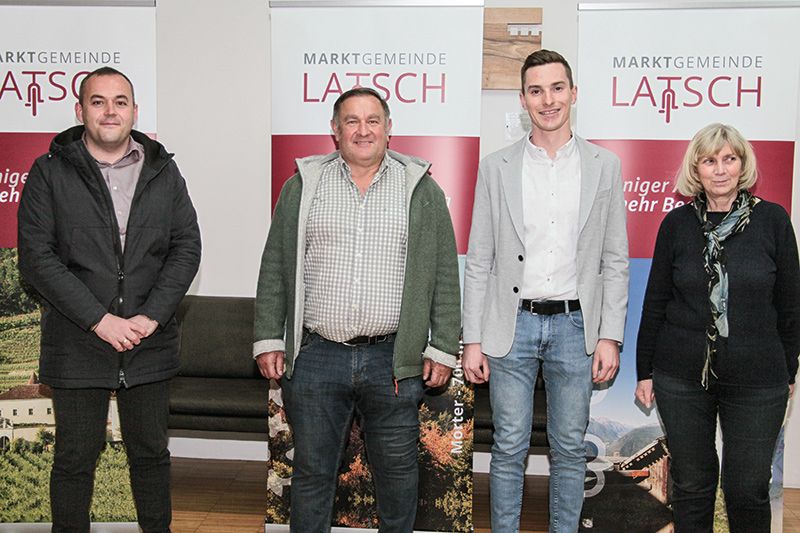 Wünsche und Befindlichkeiten, Hinweise und Handlungsbedarf bekommen die Latscher Gemeindeverwalter von der Bevölkerung als abzuarbeitenden Rucksack für die nächsten Jahre, v. l.: BM Mauro Dalla Barba, Christian Stricker (Komitee „Fahrradgemeinde und Mobilität“), Manuel Platzgummer (Komitee „Ortsentwicklung und Neo-Ökologie“) und Gerda Gunsch (Komitee „Gesundheit und Wohlbefinden“)
