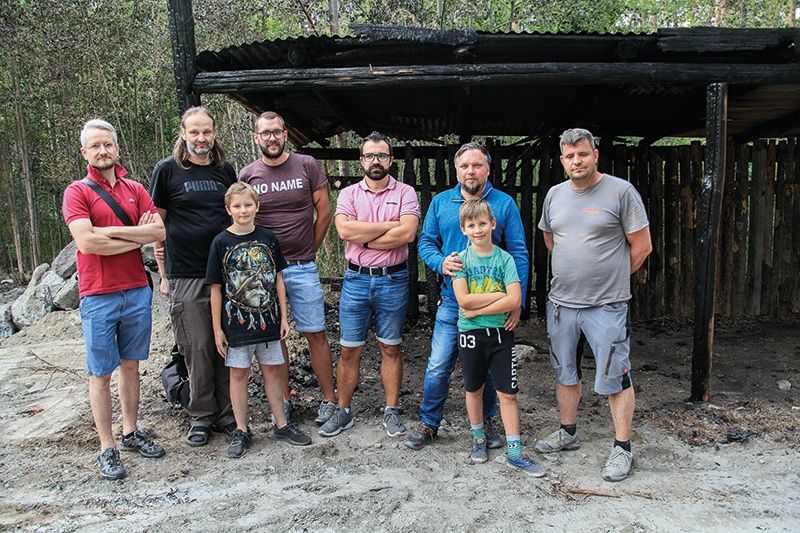 der Leiter der Sektion Eislauf und Vizepräsident des Amateursportvereines Prad Werbering Georg Fliri, Mitbegründer des Country Festes Berthold Gander mit Sohn Ilai, der zweite Vizepräsident des Sportvereines Prad Marco Hoffer, Sportvereinspräsident Thomas Unterberger, Mitglied des Sektionsausschusses Marcel Riedl mit Sohn Gabriel und Vizesektionsleiter Mirco Klotz: Nach dem emotionalen Frust über Brandstifter, Brand und Zerstörung wird der Blick nach vorne gerichtet.