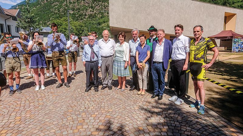 Abordnung der MK Naturns mit den geladenen Gästen vor dem Naturparkhaus