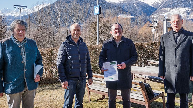 v. l. Friedrich Sapelza, Karlheinz Kuntner/Obmann Raika Prad-Taufers; Gustav Tschenett/ Obmann GWR, Werner Platzer/ Sprecher der Raiffeisenkassen des Vinschgaus