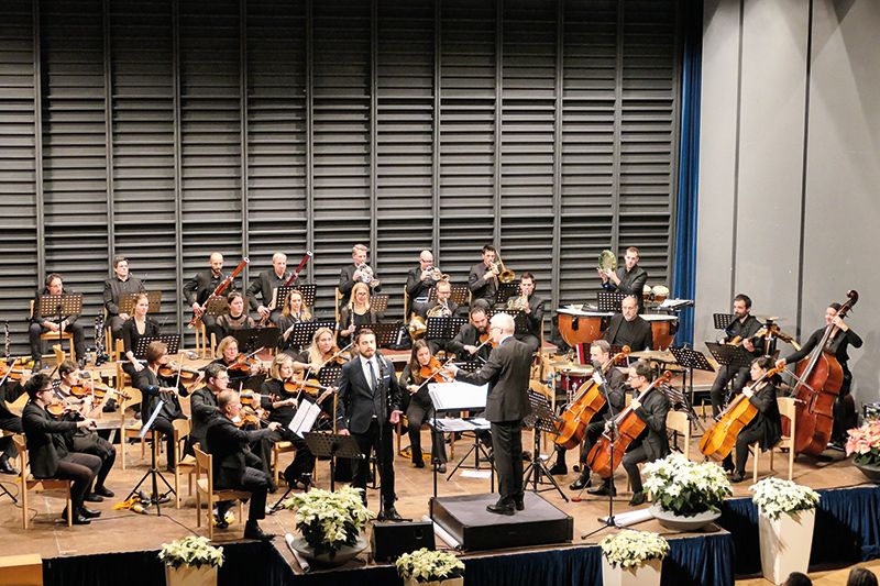 Schwungvoll, abwechslungsreich und vielfältig war das Neujahrskonzert des vor 25 Jahren gegründeten Tiroler Kammerorchesters InnStrumenti mit dem Dirigenten Gerhard Sammer, dem Gesangssolisten Jack Marsina und der Solo-Oboistin Stefanie Treichl