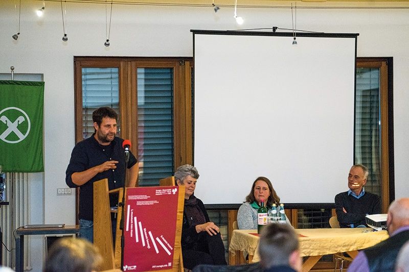 v. l.: Regisseur Martin Hanni, Vizepräsidentin Helene Dietl Laganda, Judith Rungg vom Gasthaus Laganda, Universitätsdozent und Schriftsteller Toni Bernhart