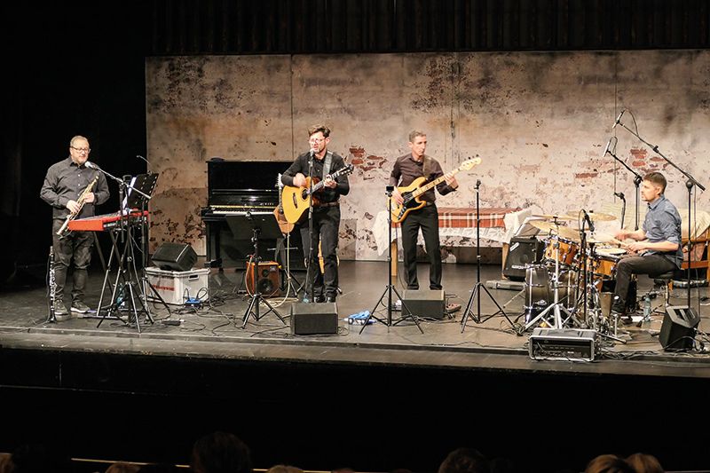 Flouraschworz mit Fuirroat: v. l.: Hannes Ortler (Klarinette, Sax, Piano, Stimme), Heiner Stecher (Gesang, Mandoline & Gitarren), Franco Micheli (Bass), Michael Reissner (Schlagzeug, Percussion)