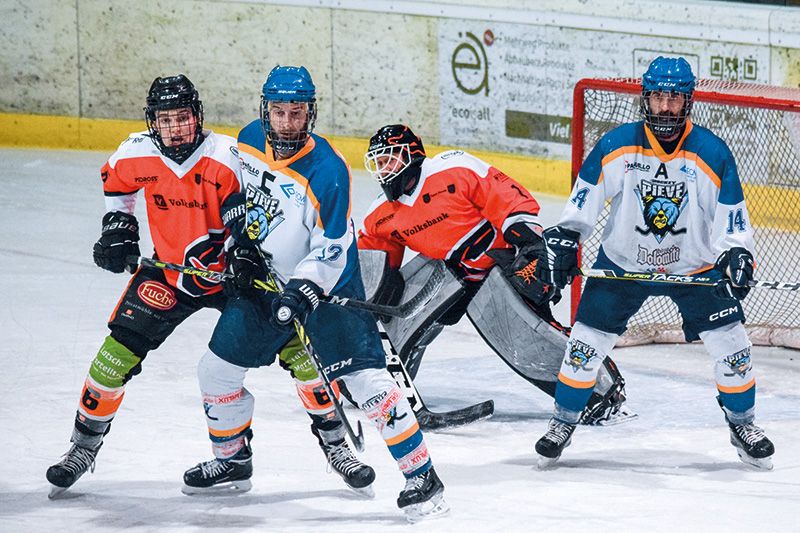 Die Eisfix (orange) verpassten knapp den Einzug in die Play Offs.