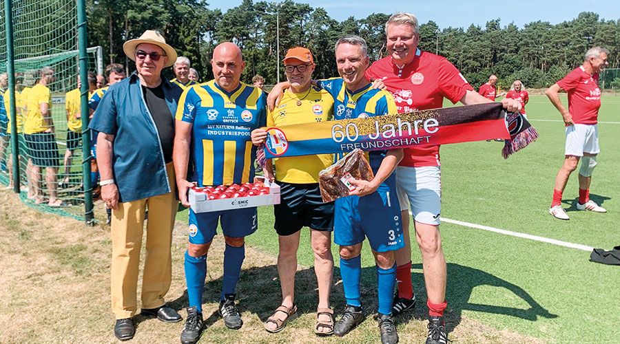 Drei des SSV standen schon vor 40 Jahren in Stukenbrock auf dem Platz: Bildmitte v.l. Roland Gapp, Christoph Tappeiner und Andreas Kofler, ganz links Hans Schäfer und rechts der Kapitän des FC Stukenbrock Dieter Brink