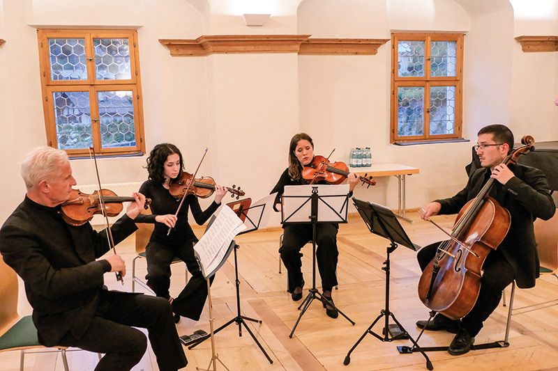Wiener Klänge im Rittersaal von Schloss Goldrain: v. l.: Günther Sanin, Elena Sofia Ferrante, Katia Moling und Matteo Bodini