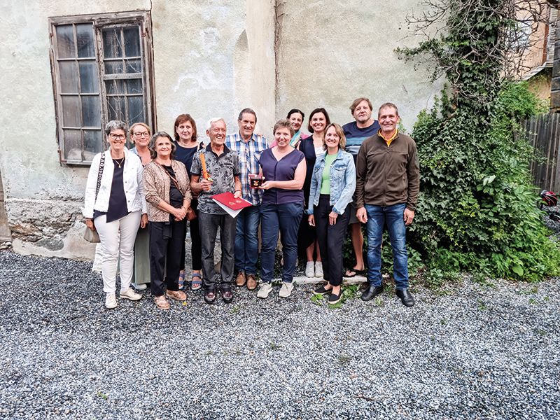 Ehemalige und aktuelle Bildungsausschuss-Funktionäre freuten sich mit Wilfried Stimpfl über die verdiente Ehrung. v. l. Annemarie Kainz, Susanne Saewert, Christine Stark, Ruth Kuntner, Wilfried Stimpfl, Reinhard Zangerle, Brigitte Schönthaler, Liselotte Parth, Evi Pinggera, Ruth Schönthaler, Ludwig Fabi, Raimund Niederfriniger