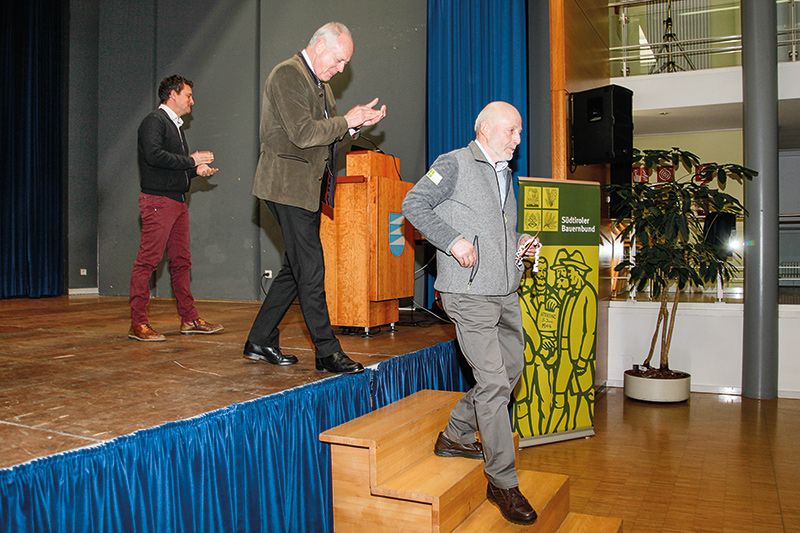 Symbolisches Bild für die Abgänge: Raimund Prugger (rechts) überlässt das BB-Bezirksobmann-Feld Joachim Weiss (links) und BB-Obmann Leo Tiefenthaler kann mandatsbeschränkt nicht wiedergewählt werden