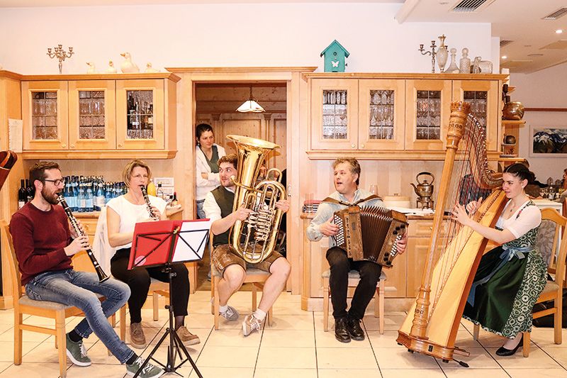 v. l. Benjamin Blaas, Mirjam Tschenett, Martin Eschgfäller, Gernot Niederfriniger und Lea Niederfriniger; hinten: Evi Sanol