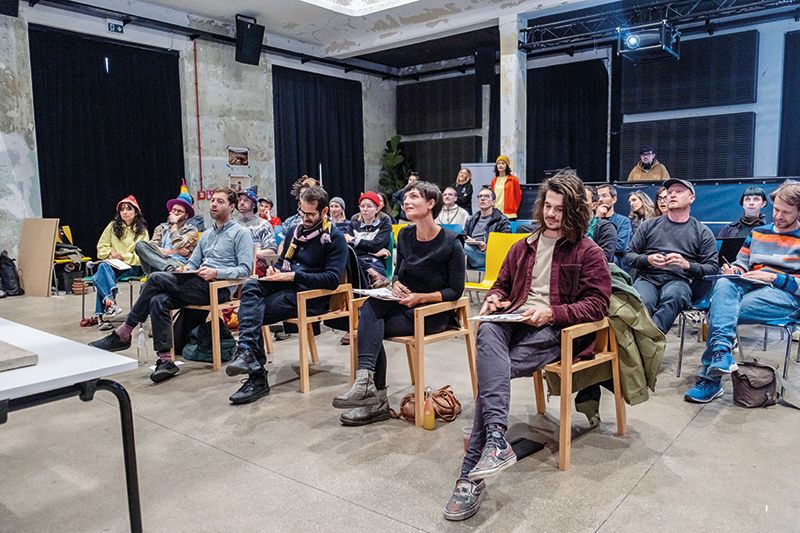 Präsentation im Kasino der BASIS am 4. November vor der Fachjury, bestehend aus: vorne v.l.: Simon Tumler (Unternehmer und Vorstandsmitglied BASIS), Nitzan Cohen (Dekan der Fakultät für Design und Künste an der unibz), Katrin Gruber (Grafikdesignerin und Präsidentin des Vereinsvorstandes von BASIS) und Thomas Park (NEB Projektmanager). Foto von Marco Telfser.