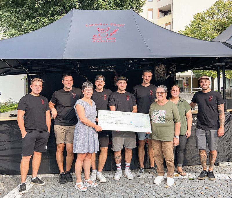 Scheckübergabe beim Feierobndfestl der Latscher Tuifl v. R. Claudio Bagolin, Phillip Fischer, Heidi Heel (Vinzenzkonferenz Latsch), Phillip Pegger, Simon Rinner, Simon Mantinger, Margit Marsoner (Vinzenzkonferenz Latsch), Mara Rinner (Bahnhofbar Latsch) und Christian Pedross