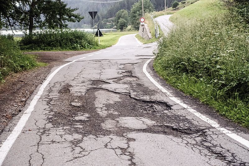 Diese Schlaglöcher sind bis zu 12 cm tief, 1 Meter breit und 80 cm lang.