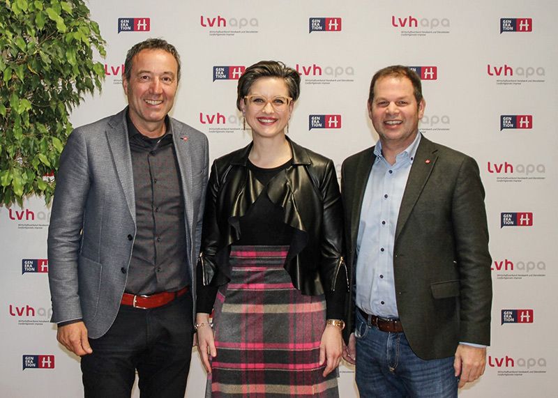 Im Bild (v. l. n. r.): Walter Pöhl (lvh-Vizedirektor), Verena Gufler (Obfrau der Schönheitspfleger im lvh), Hannes Mussak (lvh-Vizepräsident) – Foto: lvh.apa