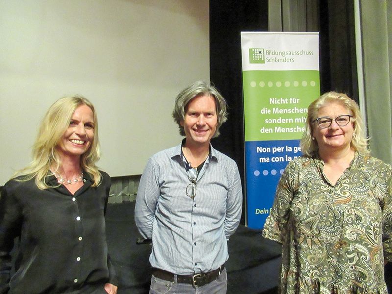 Die Rai-Journalistin und Moderatorin Gudrun Esser, Amtsdirektor Peter Kasal und Gudrun Warger, die Vorsitzende vom Bildungsausschuss Schlanders.