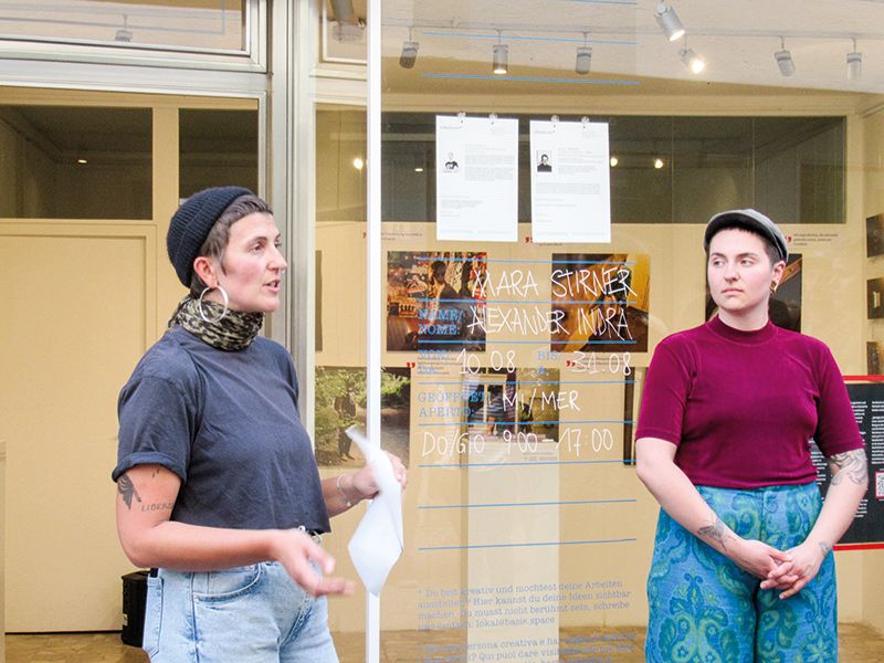Die Politikwissenschaftlerin Mara Stirner (links im Bild) und die Kuratorin und Moderatorin Romina Roman bei der Vernissage in der Fußgängerzone Schlanders. Die Ausstellung im Schaufenster kann bis 31. August besucht werden, jeweils am Mittwoch und Donnerstag von 9:00 bis 17:00 Uhr.