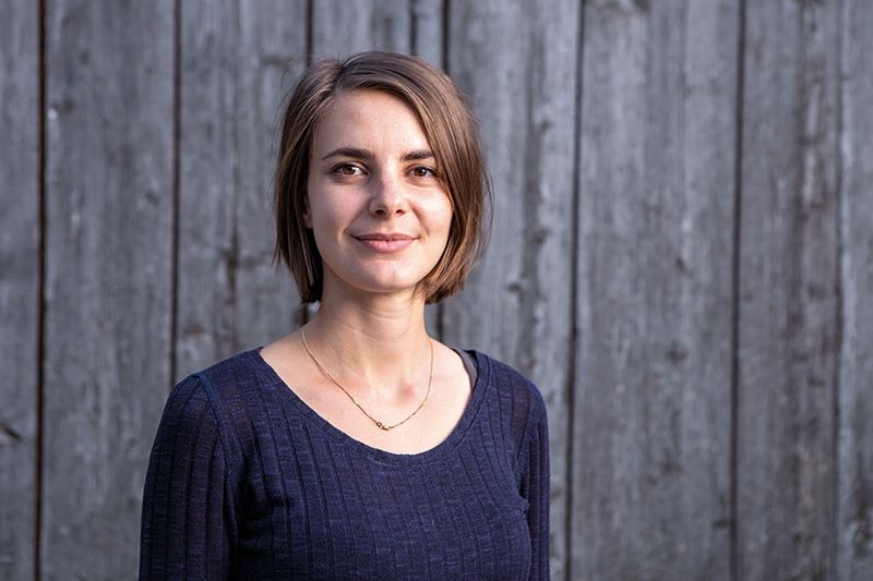 Franziska Heiß: Geboren 1995, schlief als Baby am liebsten mitten unter den Gästen im Gasthaus ihrer Großeltern. Nach ihrer Ausbildung zur Werbegrafikerin studierte sie an der New Design University in St. Pölten. Oma Marie war die legendäre Köchin des Gasthauses Hudrhitt im Südtiroler Sarntal. Franziska Heiß wohnt und arbeitet in Glurns