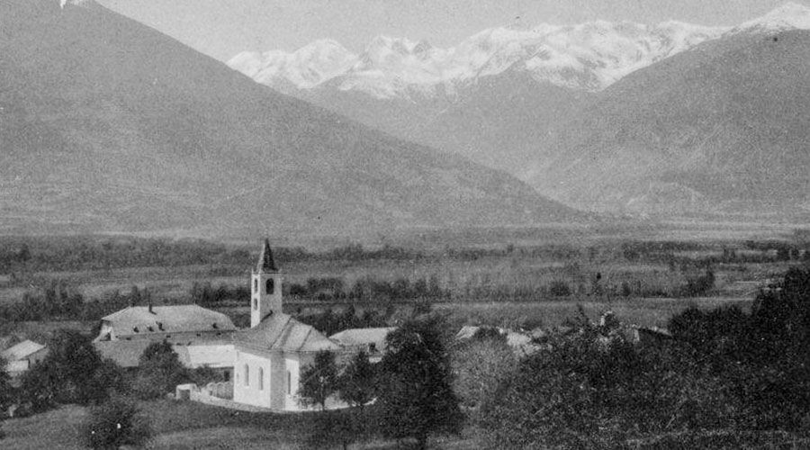Altes Foto von Eyrs mit der Kirche St. Remigius, ca. 1907 (Archiv Reinhard Zangerle)