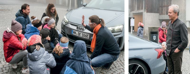 Schüler:innen und ihre Lehrpersonen Florian Thaler und Miriam Wallnöfer ließen sich von Miklos Kiss alle Details des Elektroschlittens erklären, genauso wie Oskar Steck, Wirt im „Gasthof Gemse“